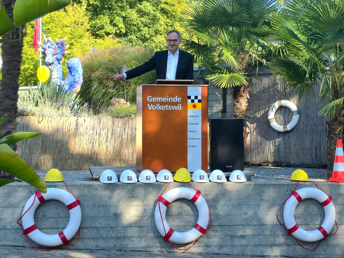 Mehrere Personen posieren für die Kamera.