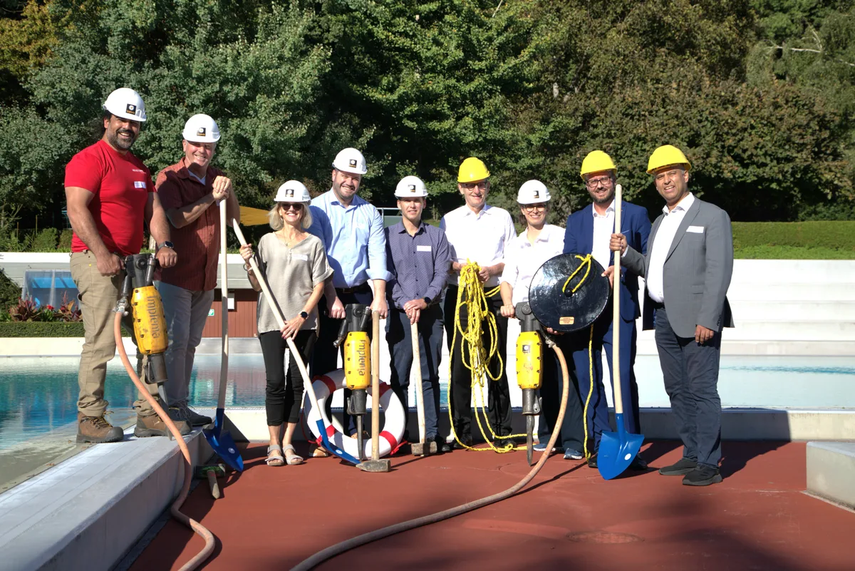 Mehrere Personen posieren für die Kamera.