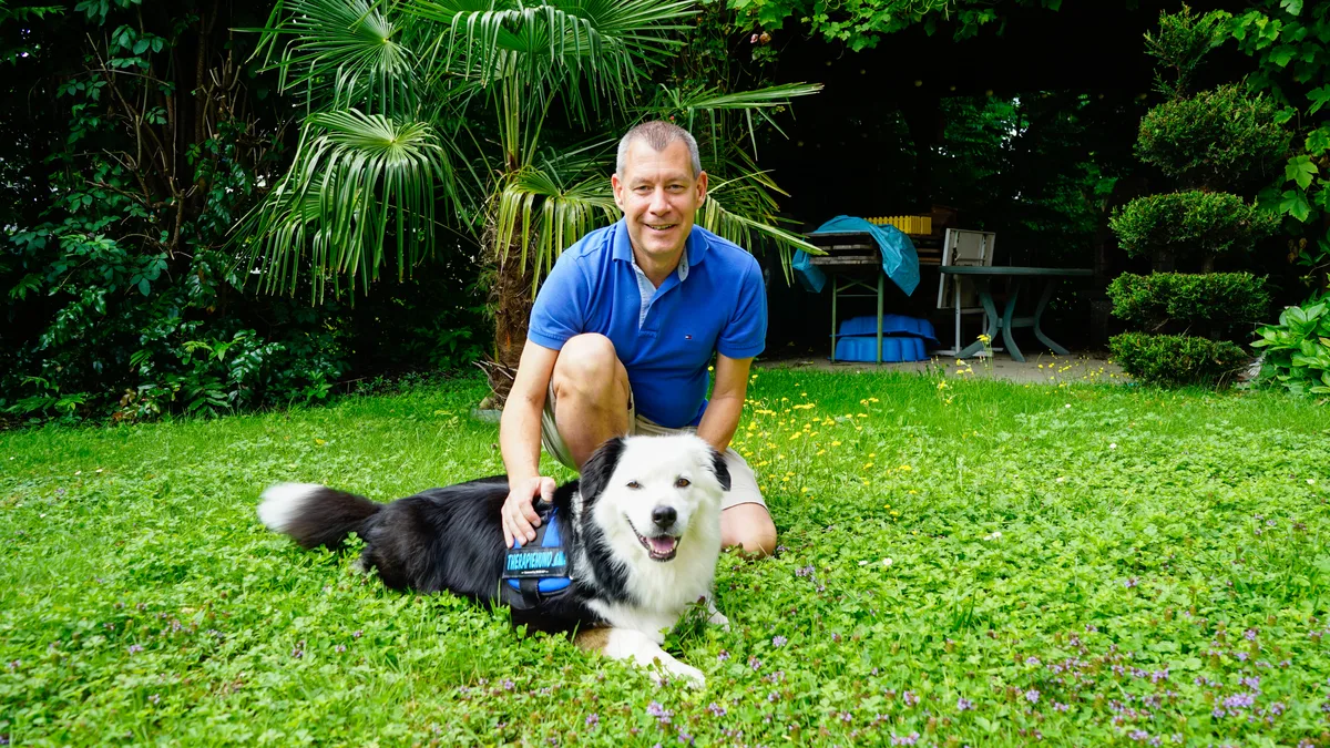 31249465-5 Daniel Wenger arbeitet als Peer, zusammen mit seinem Therapiehund Yaris.