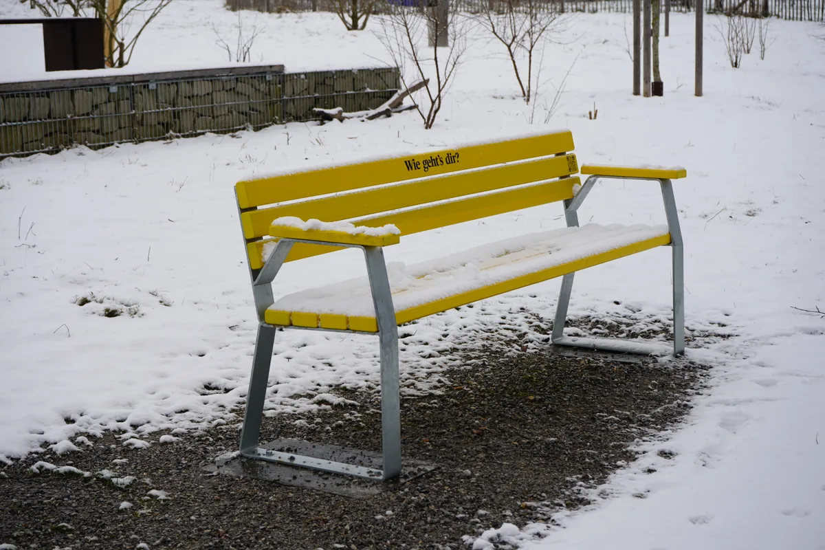 Eine Bank im Schnee.