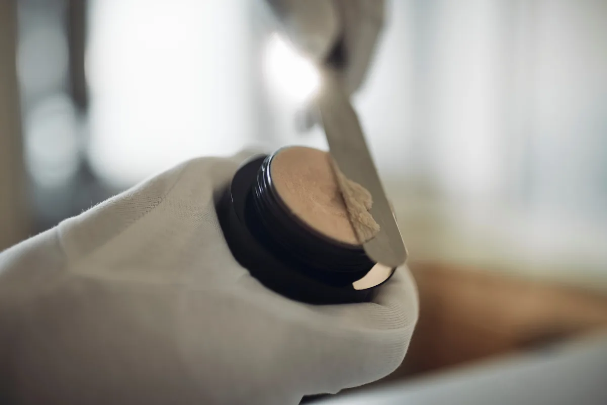 Wachs wird glatt gestrichen.