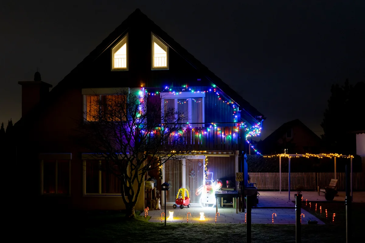 In Benglen: Rechts wohnen Weihnachtsfans, links der Grinch. Nächtliche Weihnachtsbeleuchtung.