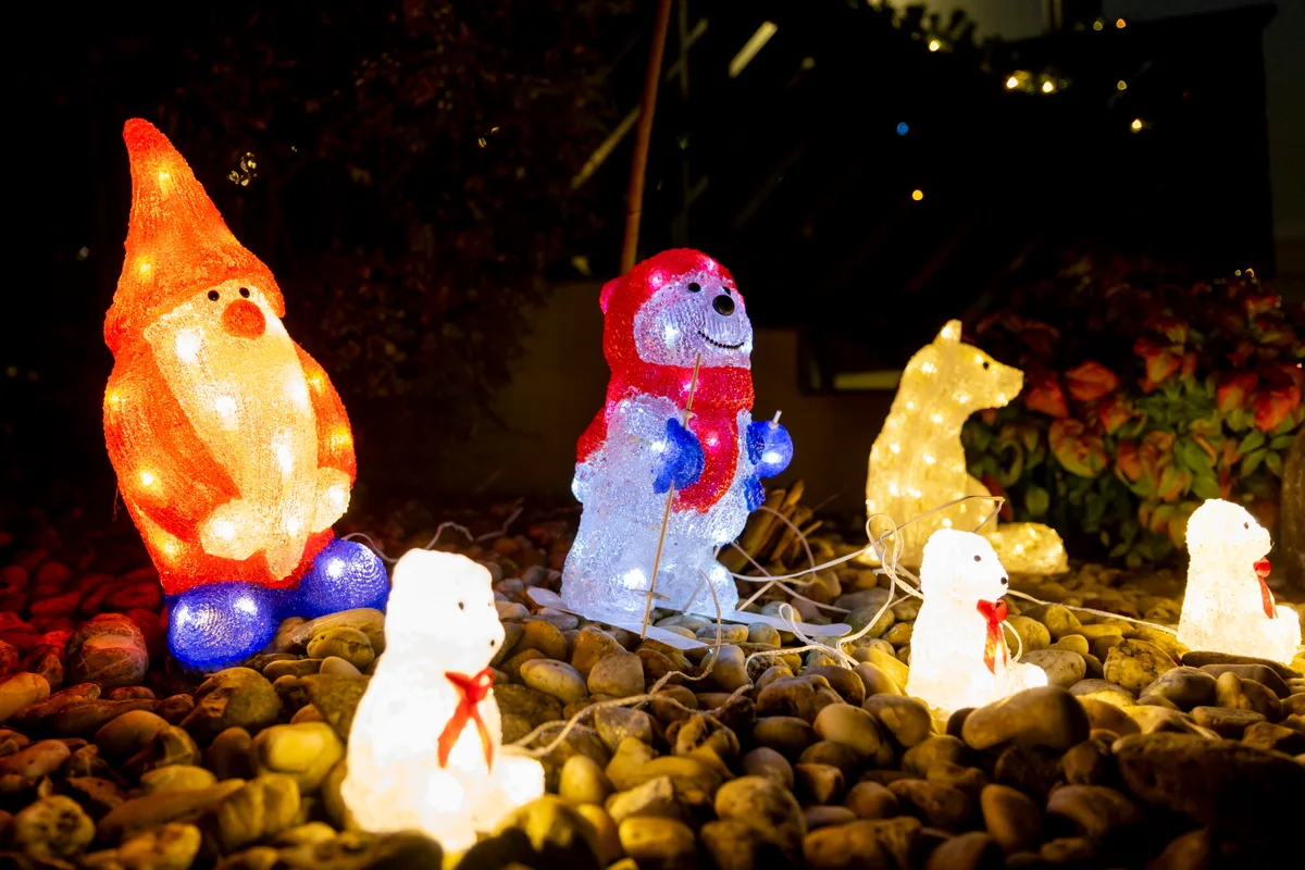 In Benglen mag man es bunt und tierisch. Nächtliche Weihnachtsbeleuchtung.