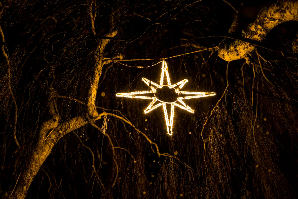 Dieser Stern geht über Benglen auf. Nächtliche Weihnachtsbeleuchtung.