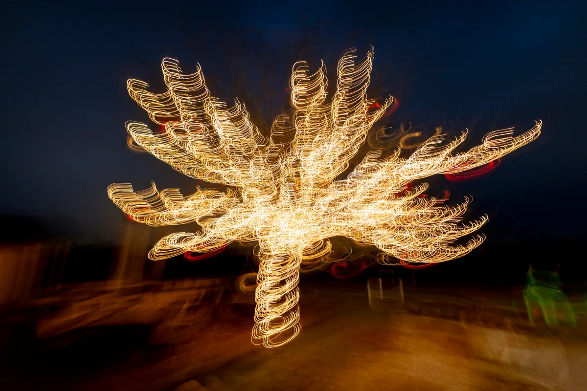 Beleuchteter Baum in Hermikon. Nächtliche Weihnachtsbeleuchtung.