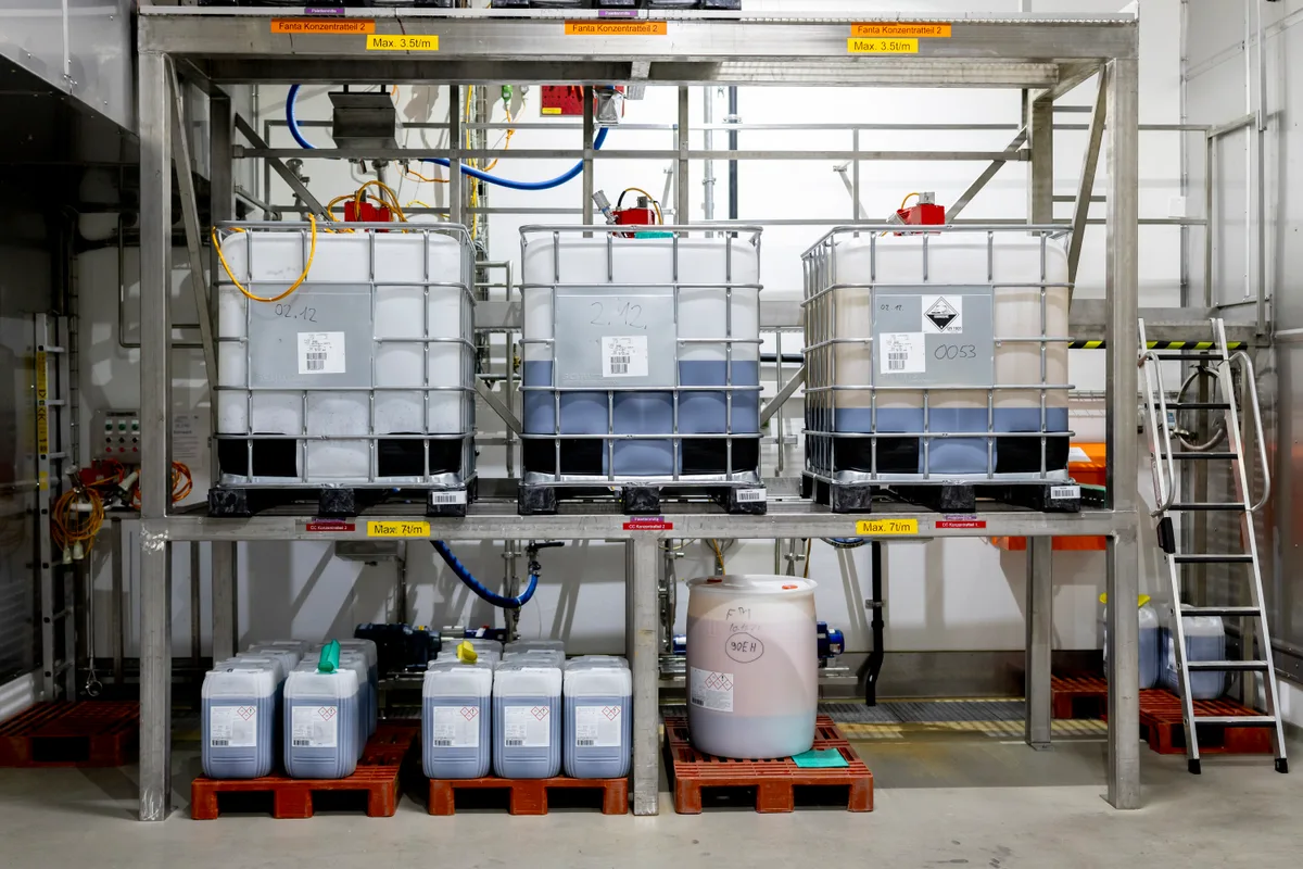 Grosse Fässer mit Konzentrat.