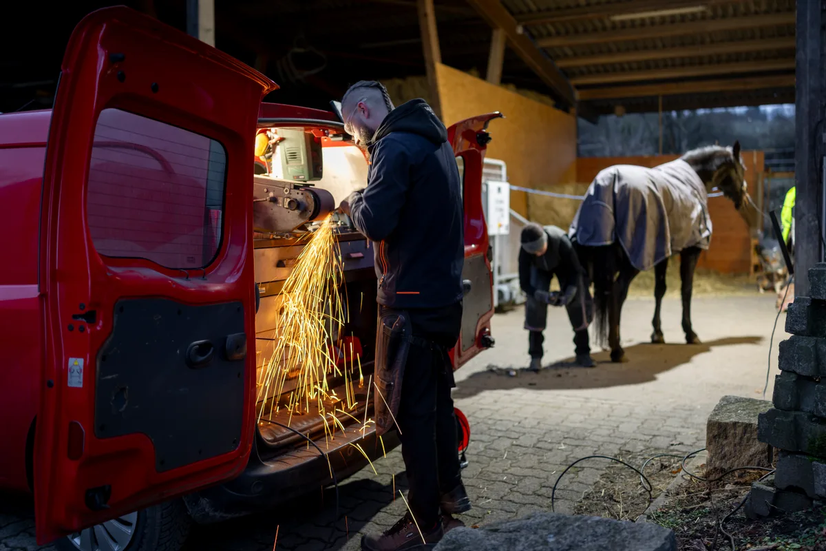 Hodas schleift an einer Maschine das Eisen.