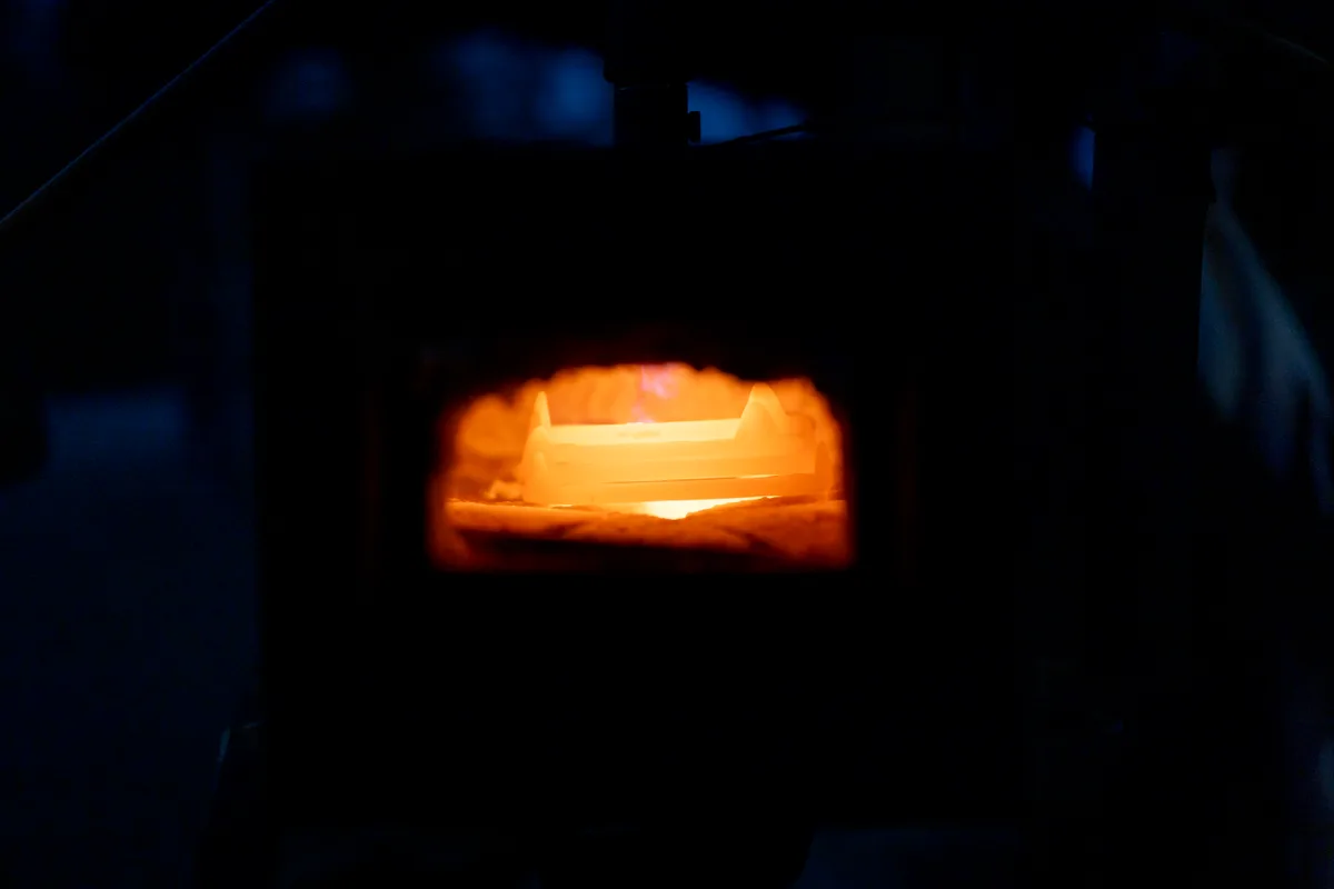 Blick in den Ofen mit vier glühenden Eisen.