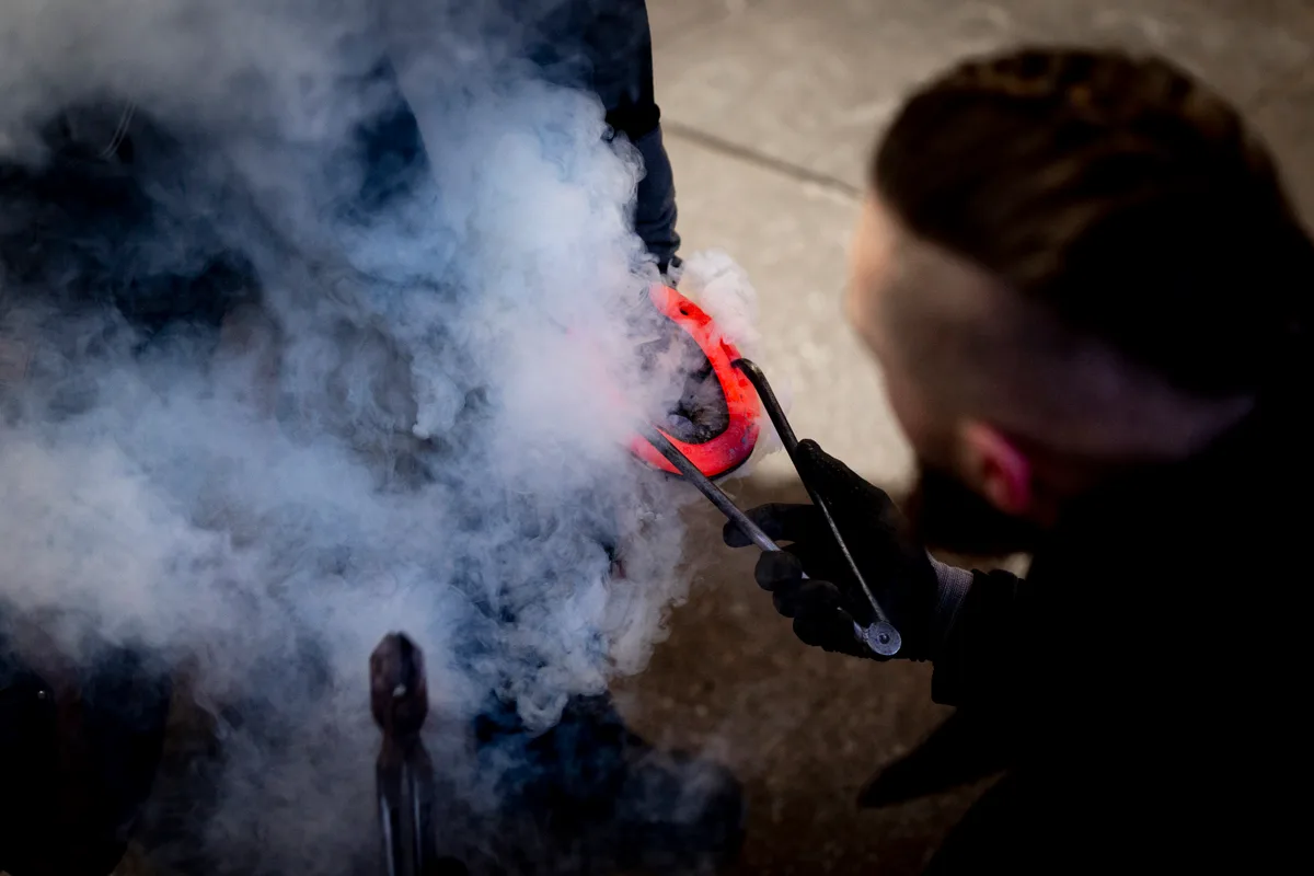 Juraj Hodas hält das heisse Eisen an den Huf.