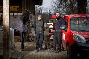 Rona Jimmy und Juraj Hodas beschlagen in Gockhausen ein Pferd. Rona Jimmy und Juraj Hodas beschlagen in Gockhausen ein Pferd.