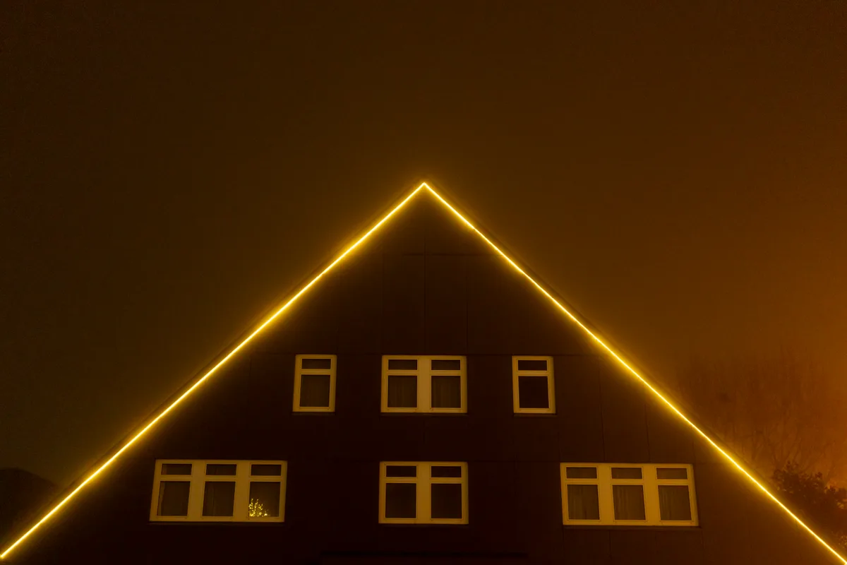 Da gehts nach oben: die katholische Kirche Bruder Klaus in Volketswil. Nächtliche Weihnachtsbeleuchtung.