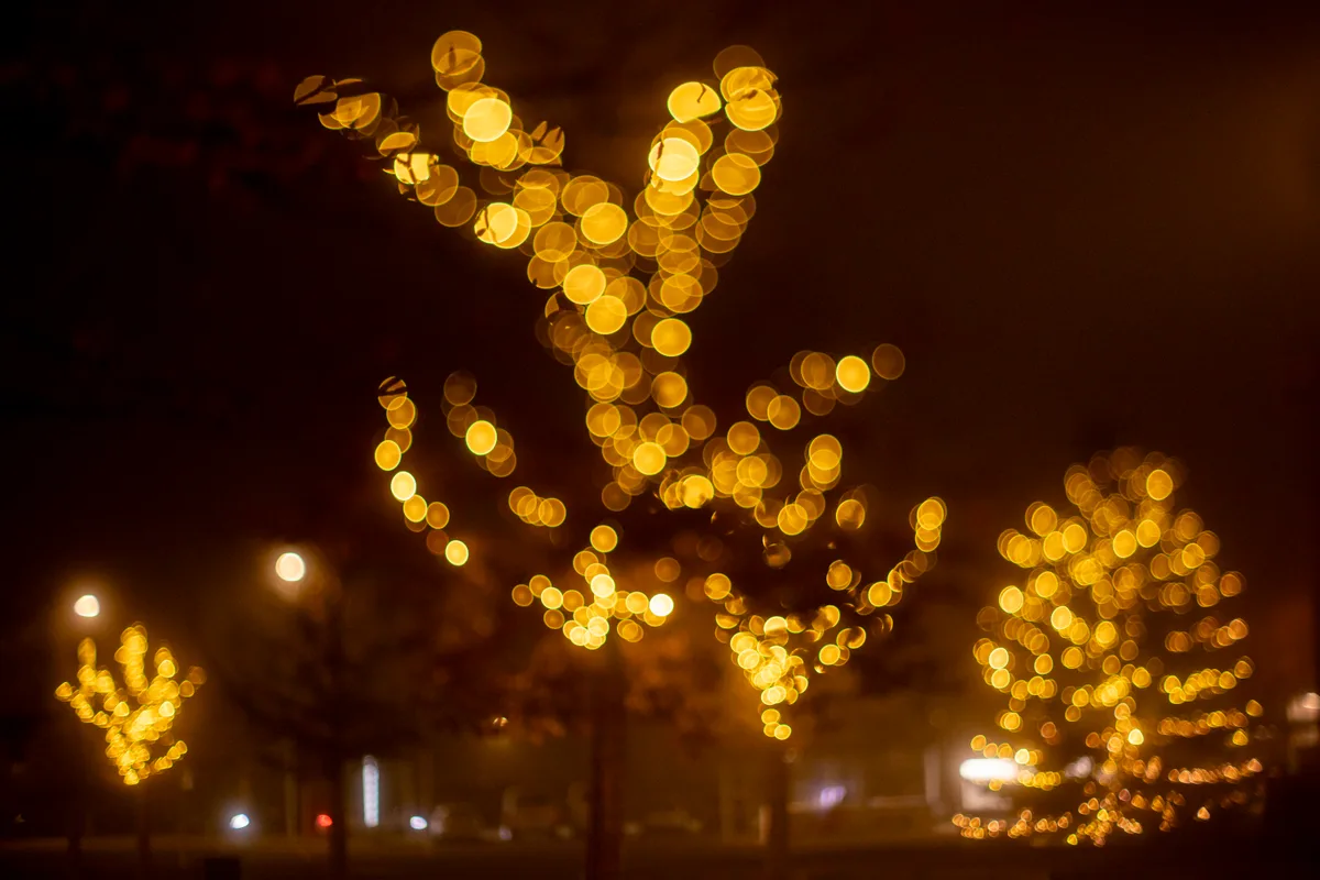 Beleuchtung an Häusern in Volketswil. Nächtliche Weihnachtsbeleuchtung.