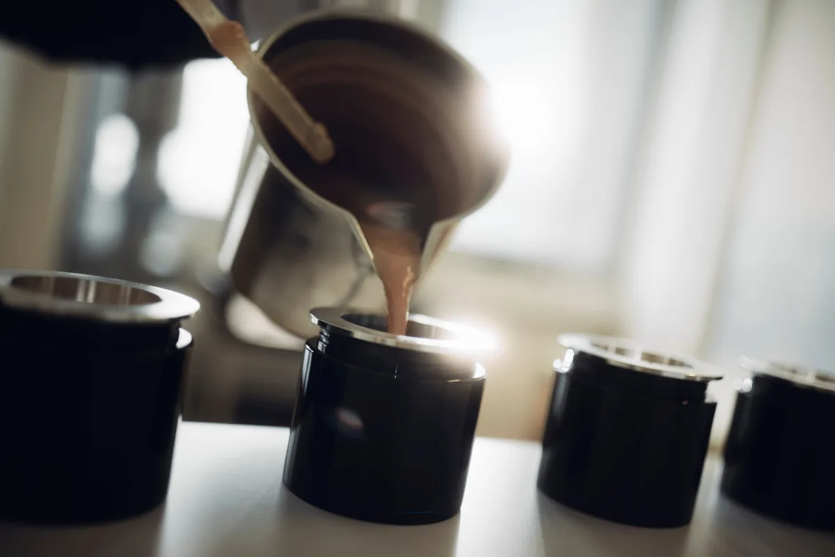 Abgefüllter Wachs per Hand.