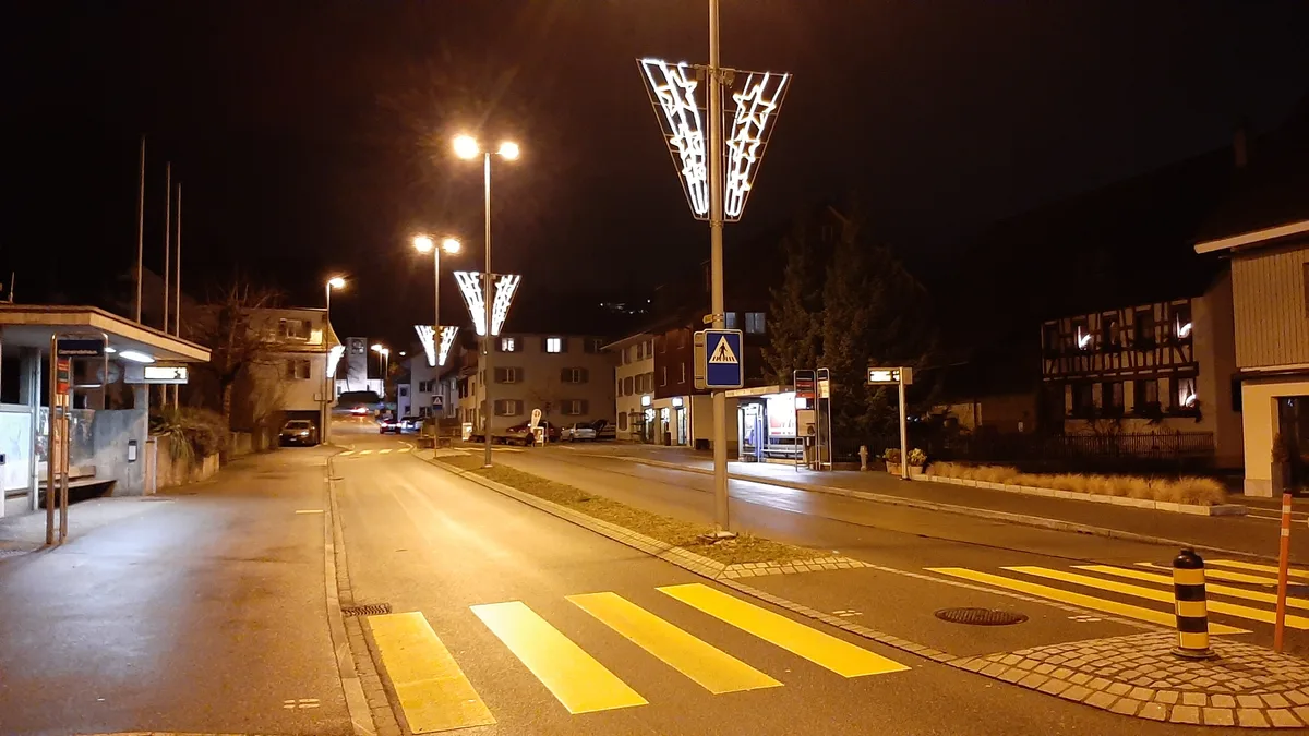 Fällander Weihnachtsbeleuchtung im Dezember 2023 an der Schwerzenbachstrasse, sie soll ersetzt werden. Fällander Weihnachtsbeleuchtung im Dezember 2023 an der Schwerzenbachstrasse, sie soll ersetzt werden.