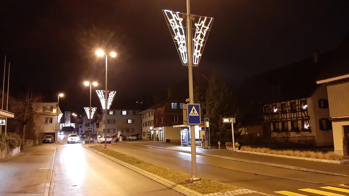 24651810-11 Fällander Weihnachtsbeleuchtung im Dezember 2023 an der Schwerzenbachstrasse, sie soll ersetzt werden.