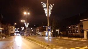 24651810-11 Fällander Weihnachtsbeleuchtung im Dezember 2023 an der Schwerzenbachstrasse, sie soll ersetzt werden.