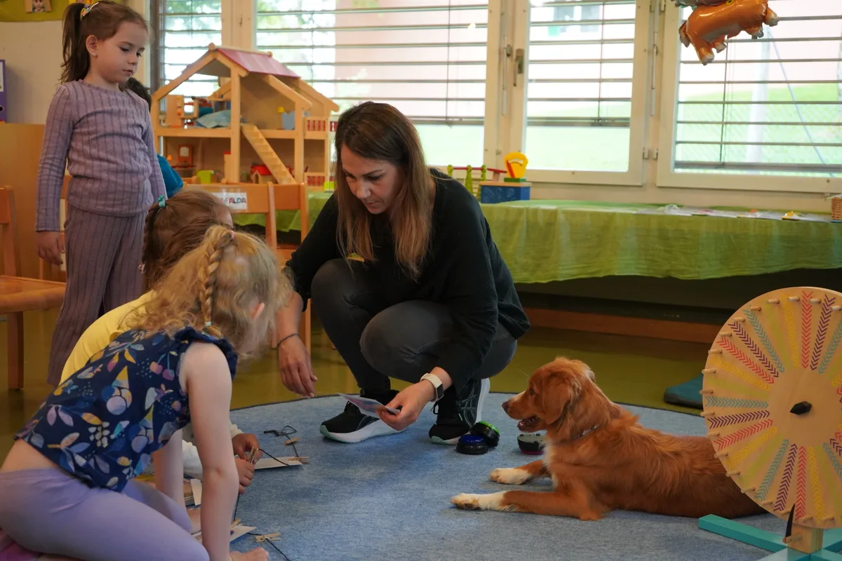 Schulhündin Toffee unterstützt die Kinder bei Lernprozessen und dabei, Empathie und Rücksichtnahme zu lernen.