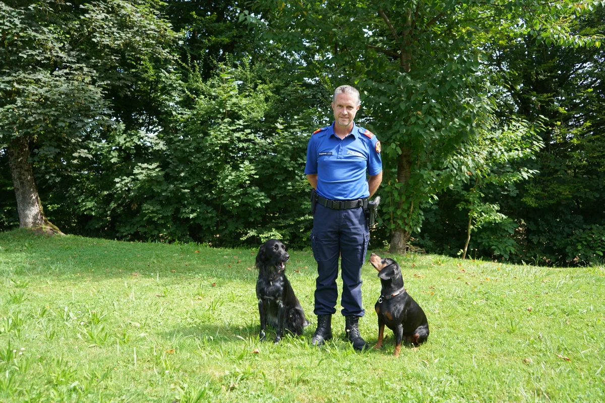 Jörg Guggisberg ist der Leiter des Diensthundezentrums in Dübendorf. Er trainiert Polizeihunde.