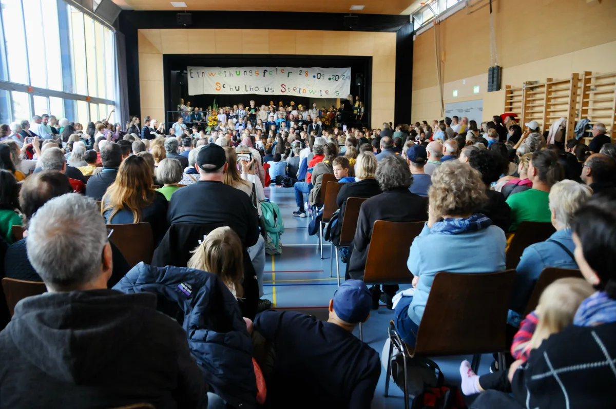 Man sieht die Feierlichkeiten zur Schulhauseinweihung in Schwerzenbach.