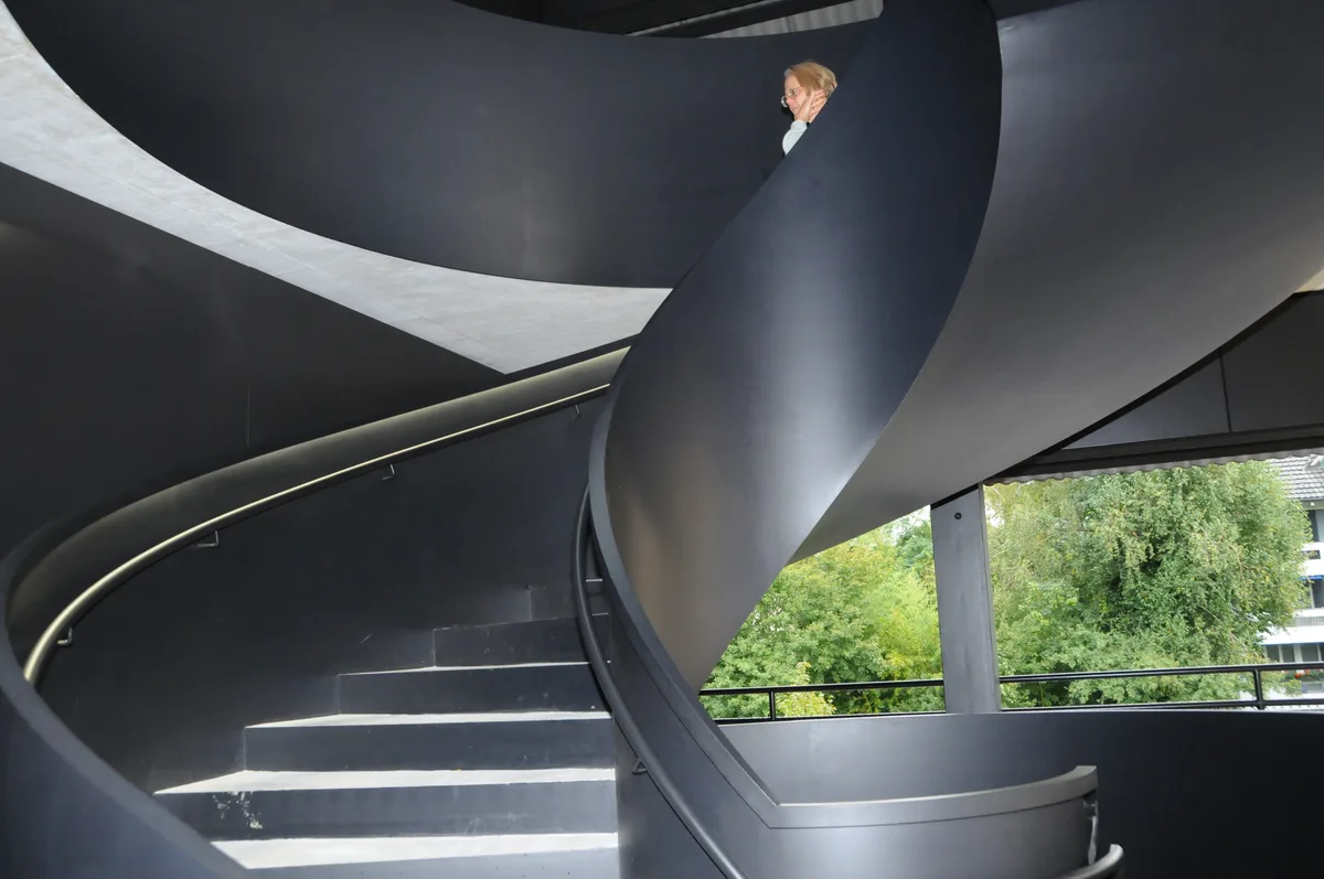 Man sieht eine Wendeltreppe.