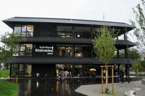 Modernes Gebäude: Die grossen Vordächer... Modernes Gebäude: Die grossen Vordächer...