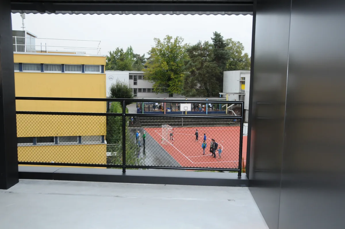 Man sieht die Feierlichkeiten zur Schulhauseinweihung in Schwerzenbach.