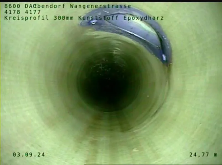 Kanalisationsroboter arbeiten im Untergrund von Dübendorf und sanieren Rohre.