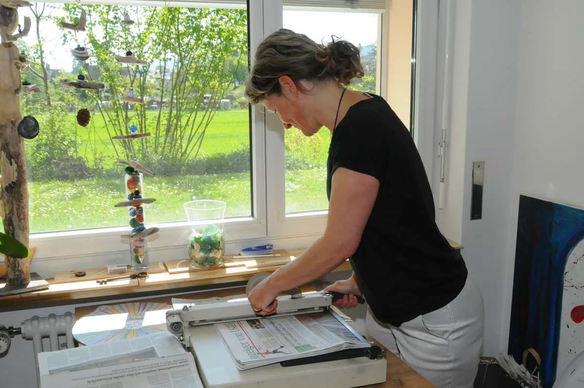 Corinne Frauchiger bedient eine Schneidmaschine.
