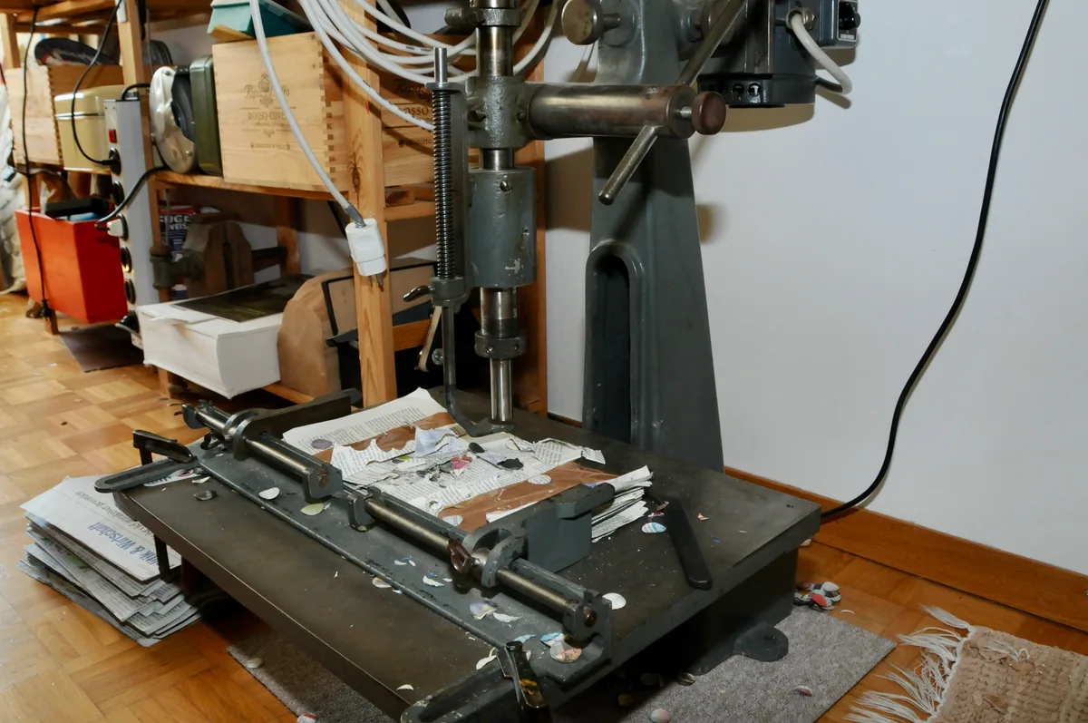 Mit dieser Maschine kann man exakte Löcher in Papier bohren.