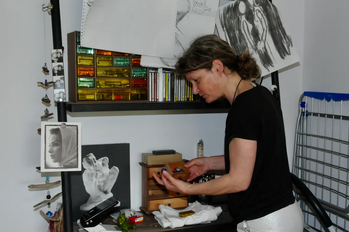 Man sieht Corinne Frauchiger in ihrem Atelier.