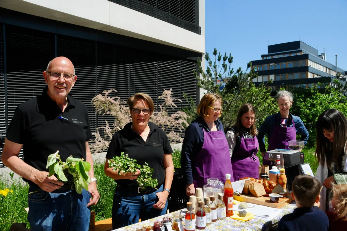 Der Naturschutz-Verein und der katholische Frauenverein betrieben zusammen einen Stand.