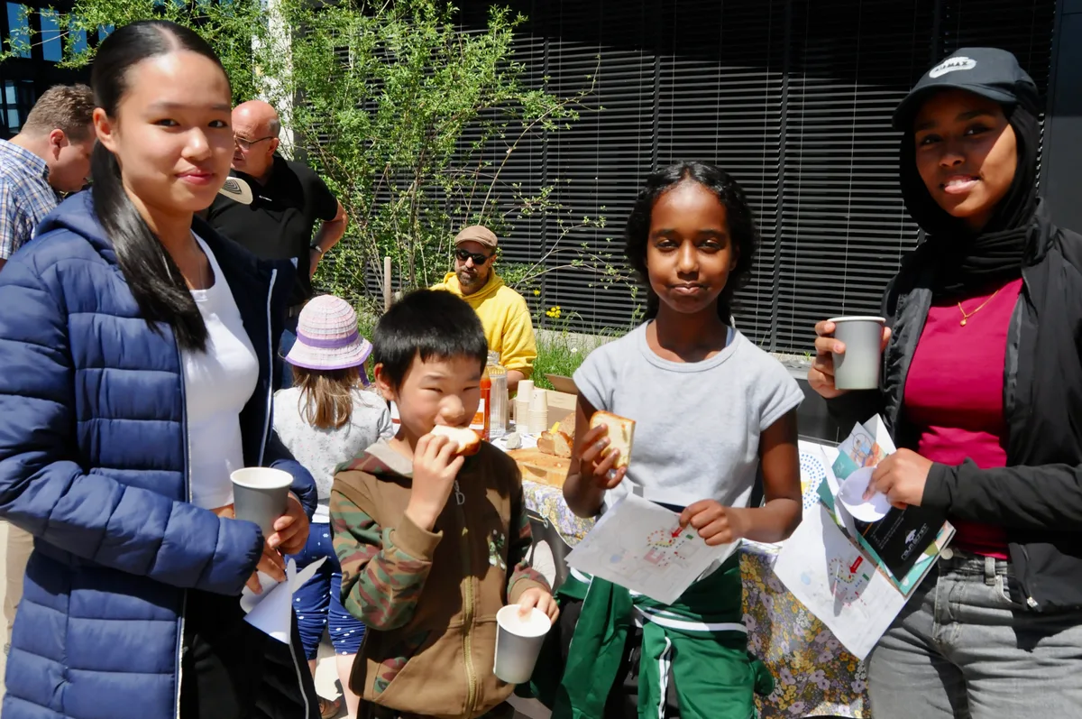 Auch Kinder und Jugendliche aus dem Zwicky-Areal informieren sich vor Ort.