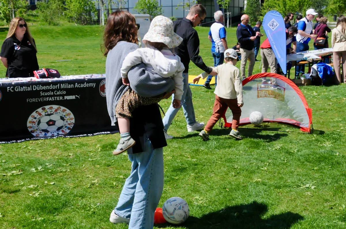 Eine Familie am Fussballspielen.