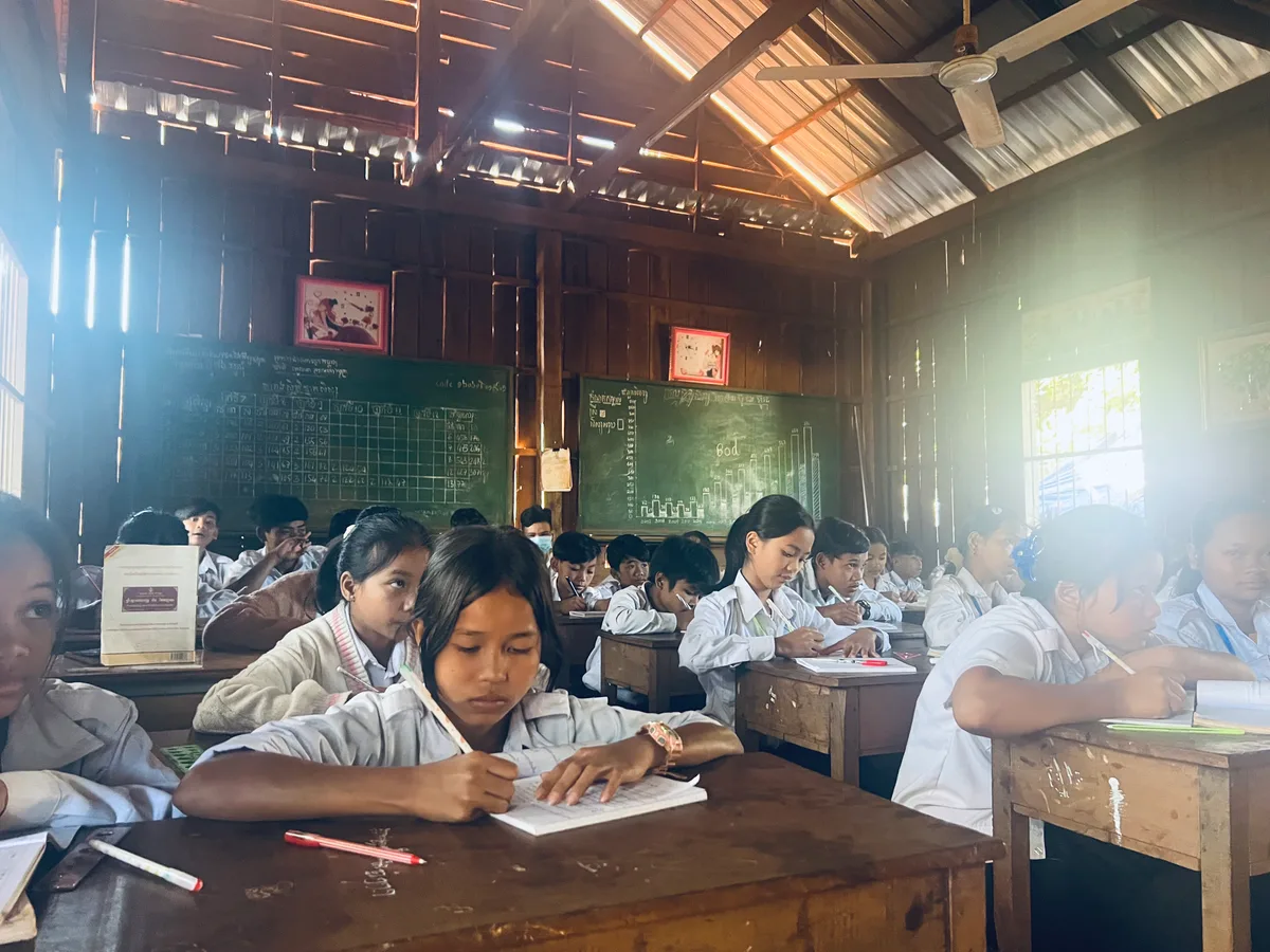 Man sieht Kinder im Schulzimmer in Kambodscha.