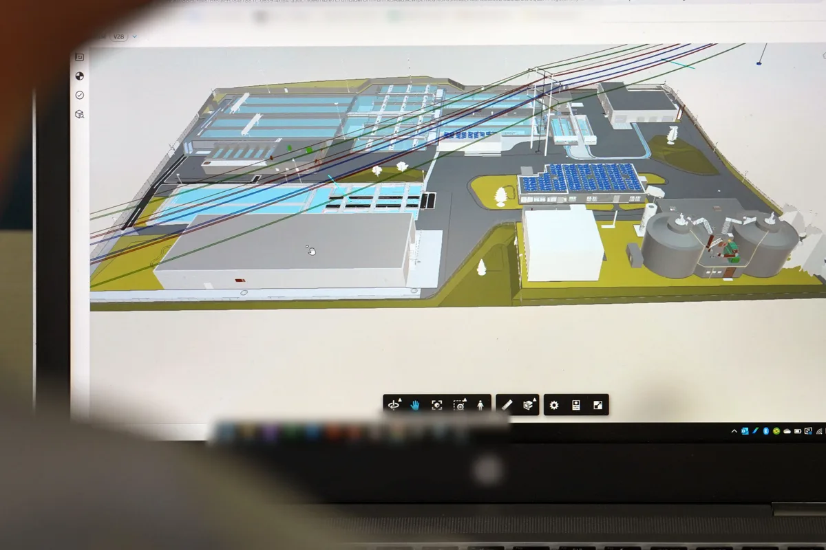 Auf seinem Computer hat Martin Moos die Visualisierung des Areals mit allen geplanten Änderungen. Vorne links kommt das Gebäude mit den Mikroverunreinigungen hin. Das Gebäude links unten ist Teil vom Erneuerungsbau. Sowie das Gebäude rechts oben, diese Zone wird zurzeit noch als Parkplatz benutzt.