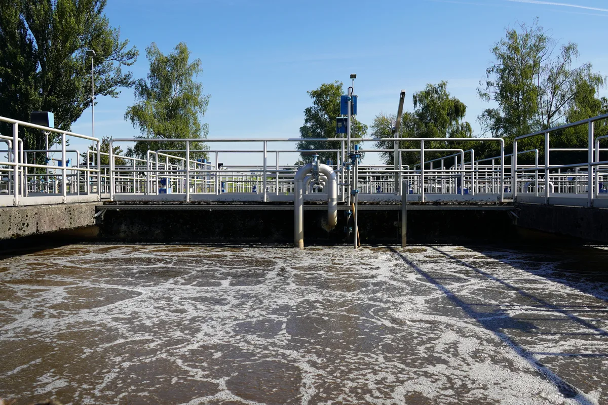 Hier kümmern sich die Bakterien um die Reinigung des Wassers. Die Kläranlage Ara Bachwis in Fällanden vor der Abstimmung.