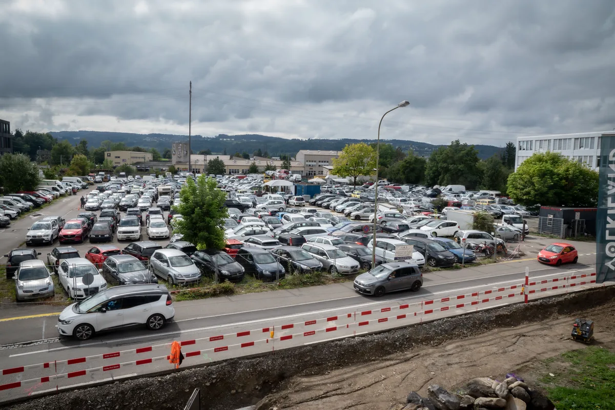 Auf dem Areal sind heute unter anderem Autohändler beheimatet.  Louis Mayer auf der Volkiland-Terrasse in Volketswil. Im Hintergrund soll der Tower entstehen. Darin möchte er seinen 100. Geburtstag feiern.