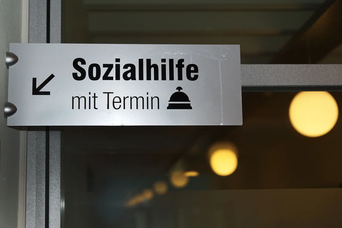 Das Sozialamt fordert von den Klienten nur in Ausnahmefällen Geld zurück. Ein Schild mit der Aufschrift «Sozialhilfe».