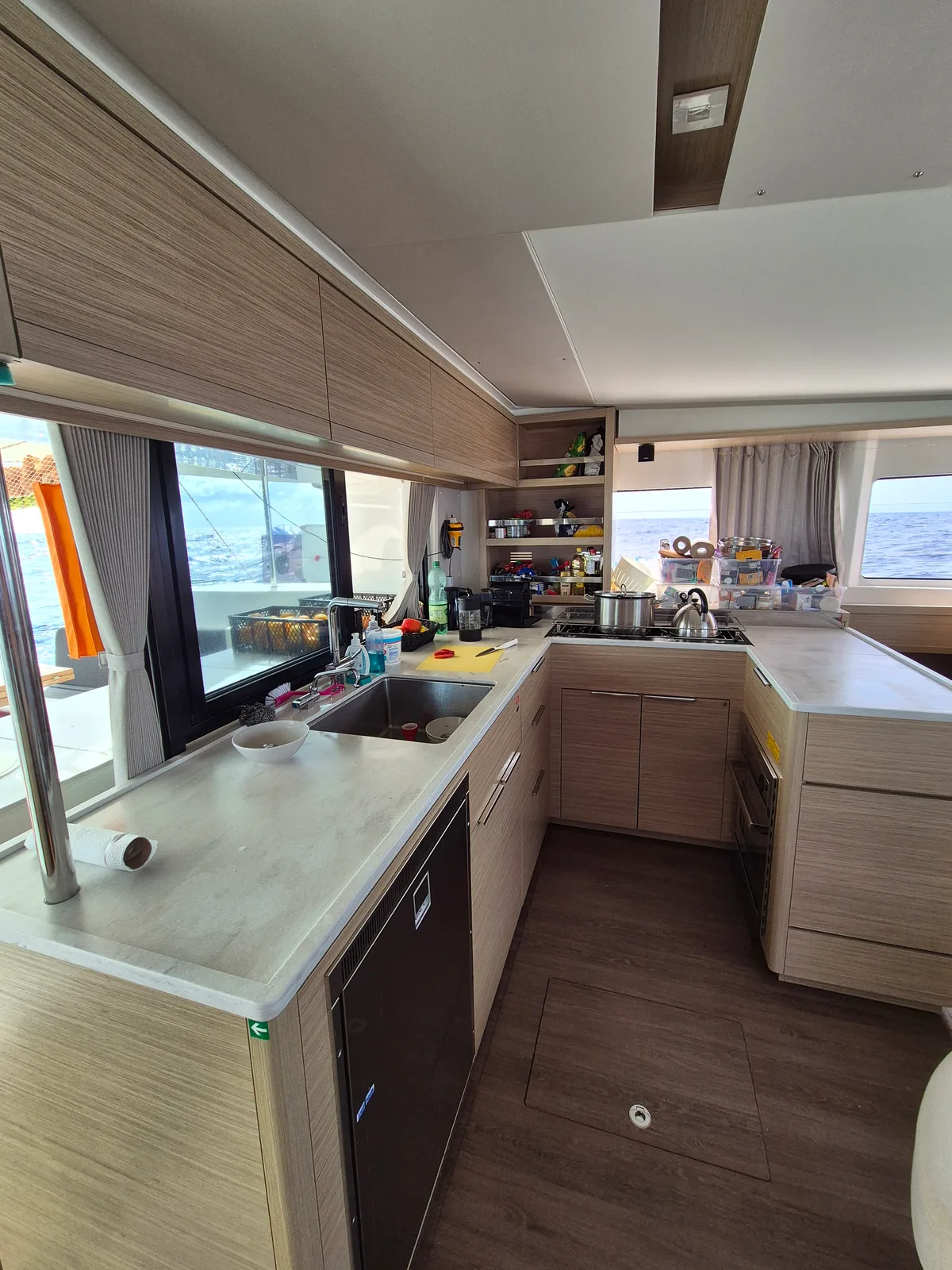 In dieser voll ausgestatteten Küche konnten sich die Segler verpflegen. Das Team ass gerne gemeinsam. Blick auf die Küche im Boot.