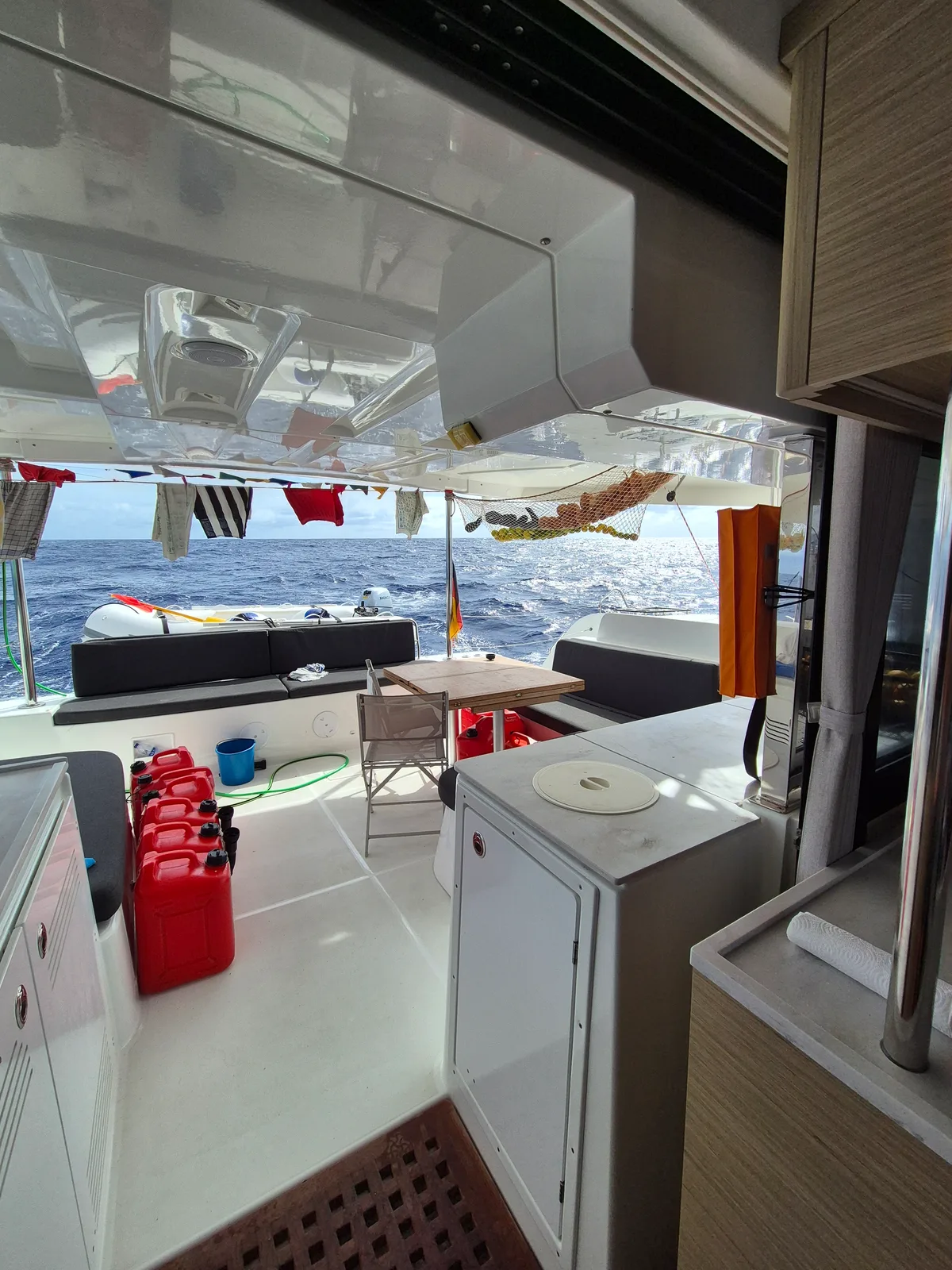 Einige frische Früchte überlebten in den Netzen bis zur Ankunft in der Karibik. Blick auf die Hinterseite des Katamarans.