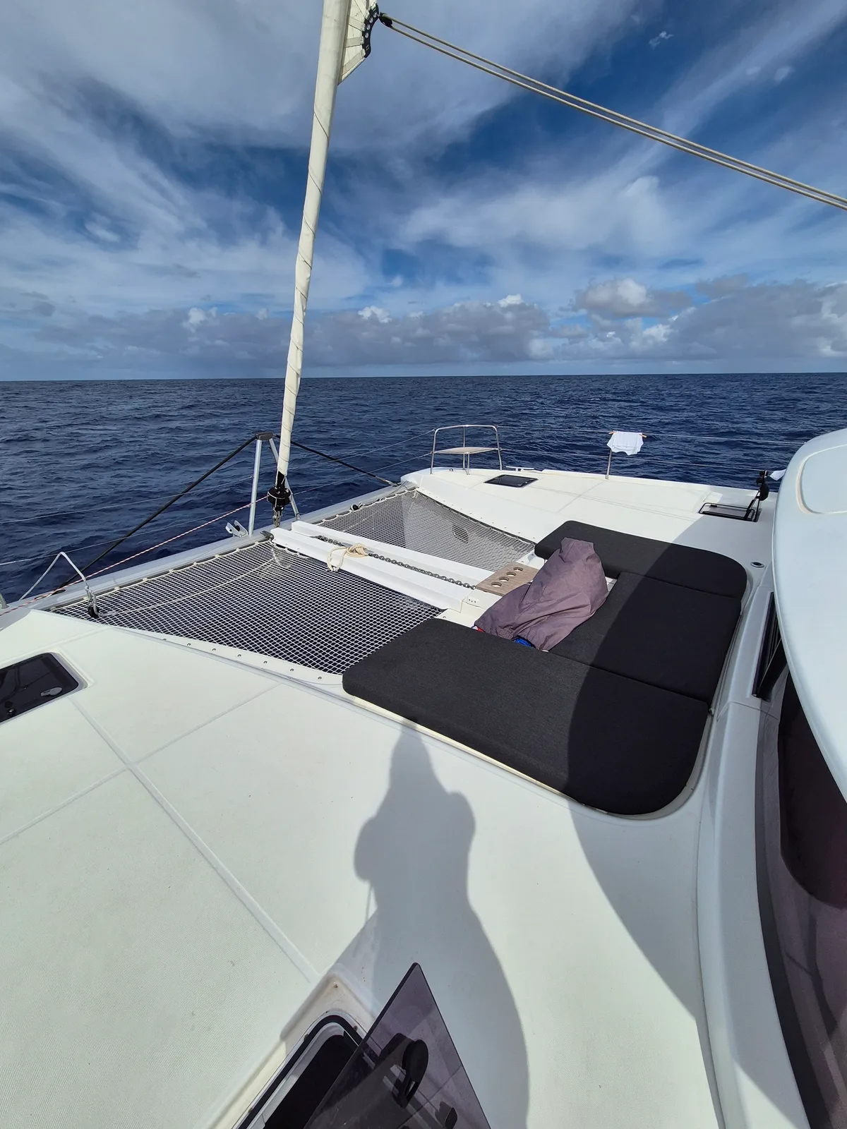 Wer nicht gerade segeln muss, kann sich die Zeit auf der Lounge vertreiben. Blick auf die Lounge.