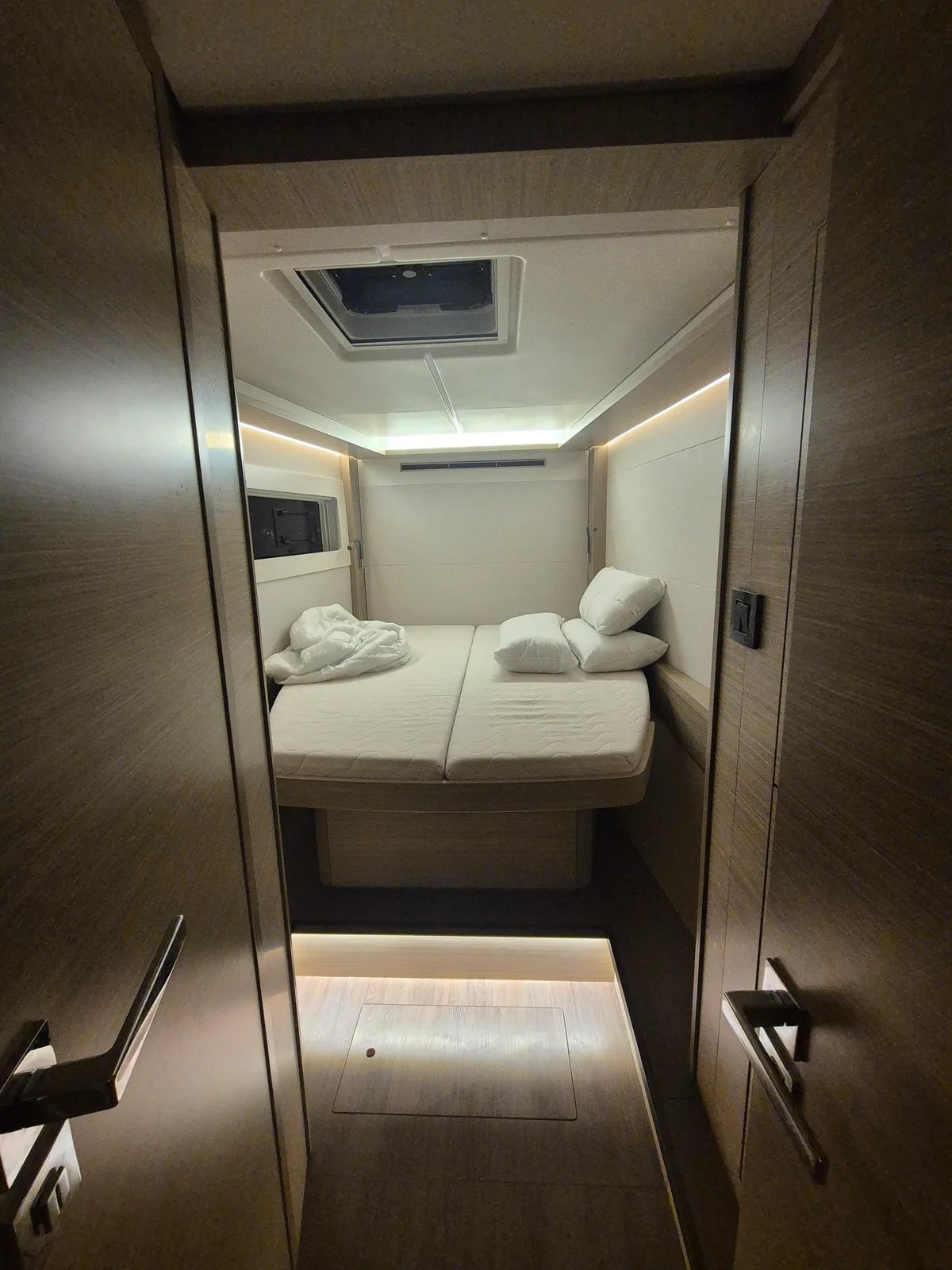 Zu zweit schliefen die Segler in diesen Kabinen. Blick auf eine Zweierkabine.