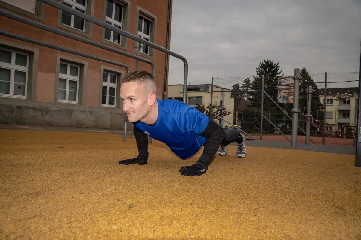 Der Dübendorfer Gemeinderatspräsident Christian Meyer ist eine Sportskanone. Wir begleiten ihn auf ein Outdoor-Work-out auf der Schulanlage Dorf und fragen ihn, was ihn im Leben bewegt.
