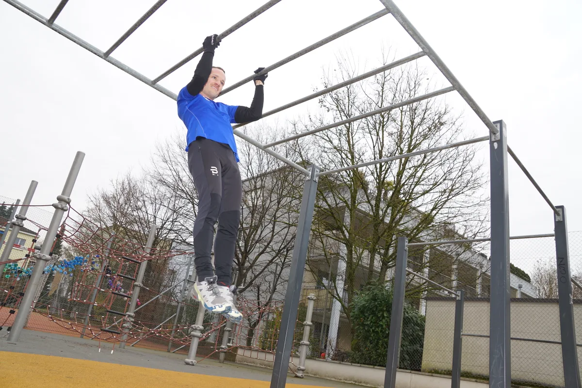 Der Dübendorfer Gemeinderatspräsident Christian Meyer ist eine Sportskanone. Wir begleiten ihn auf ein Outdoor-Work-out auf der Schulanlage Dorf und fragen ihn, was ihn im Leben bewegt.