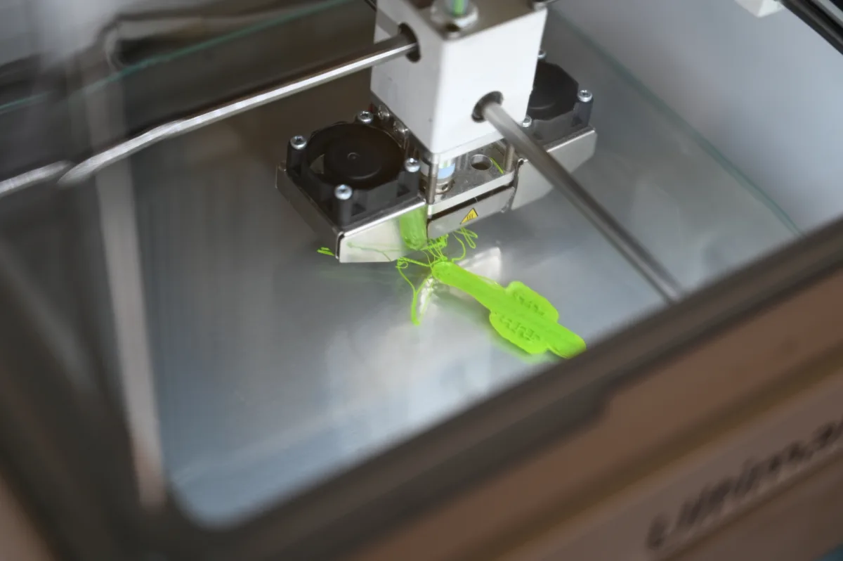 Misslungener Druckvorgang im 3D-Drucker.