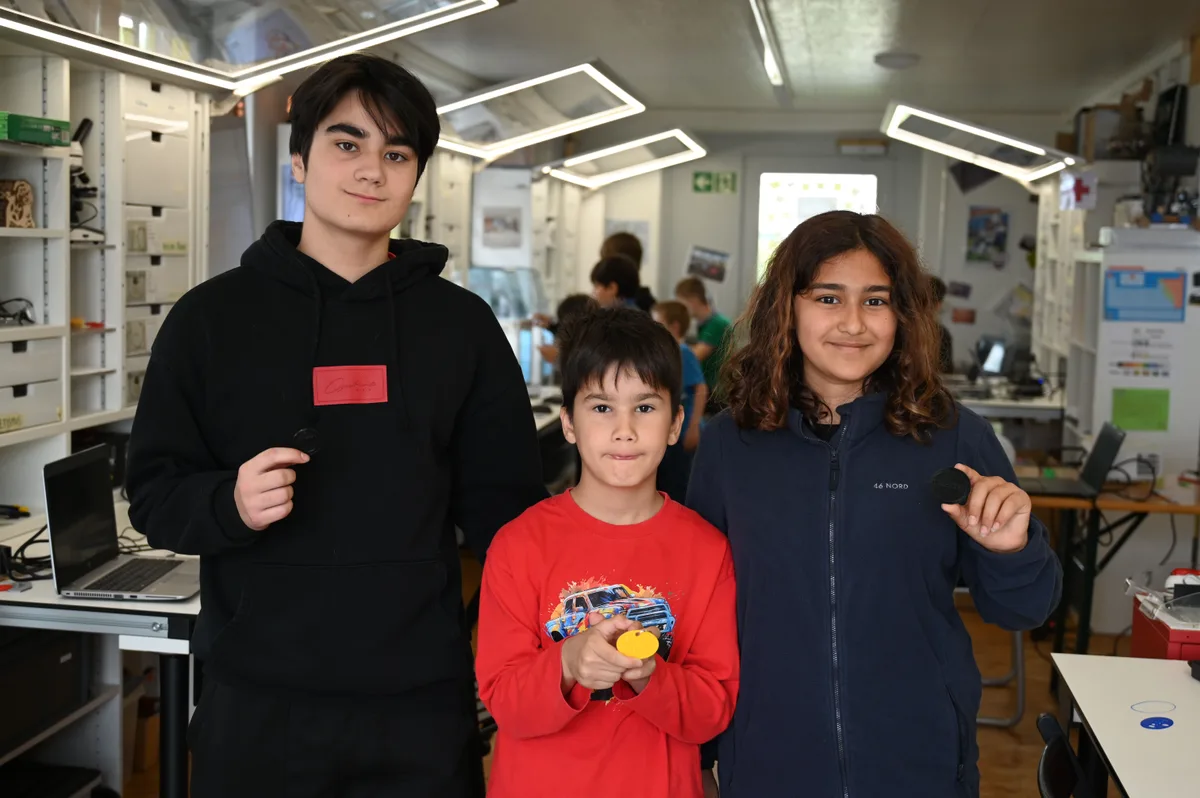 30607501-2 Onur, Can und Günesay präsentieren stolz ihre selbst entworfenen Schlüsselanhänger.
