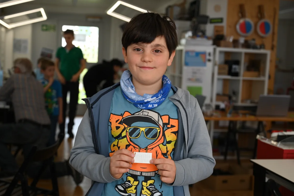 Mattia aus Dübendorf mit seinem selbst entworfenen Schlüsselanhänger aus dem 3D-Drucker.