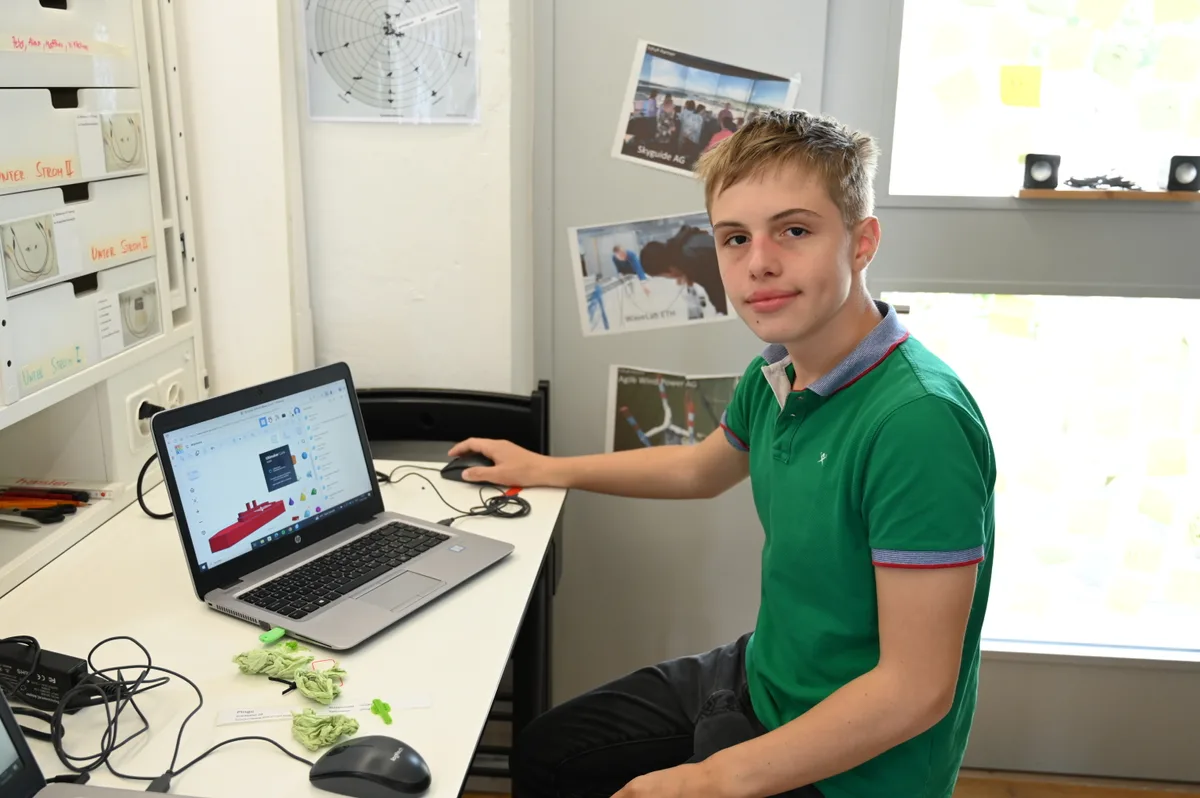 Jermie lässt sich nicht entmutigen: Obwohl der erste Druck seines selbst entwickelten Schiffs misslang, arbeitet er konzentriert weiter und entwirft mit einer 3D-Druck-Software bereits eine neue Version.