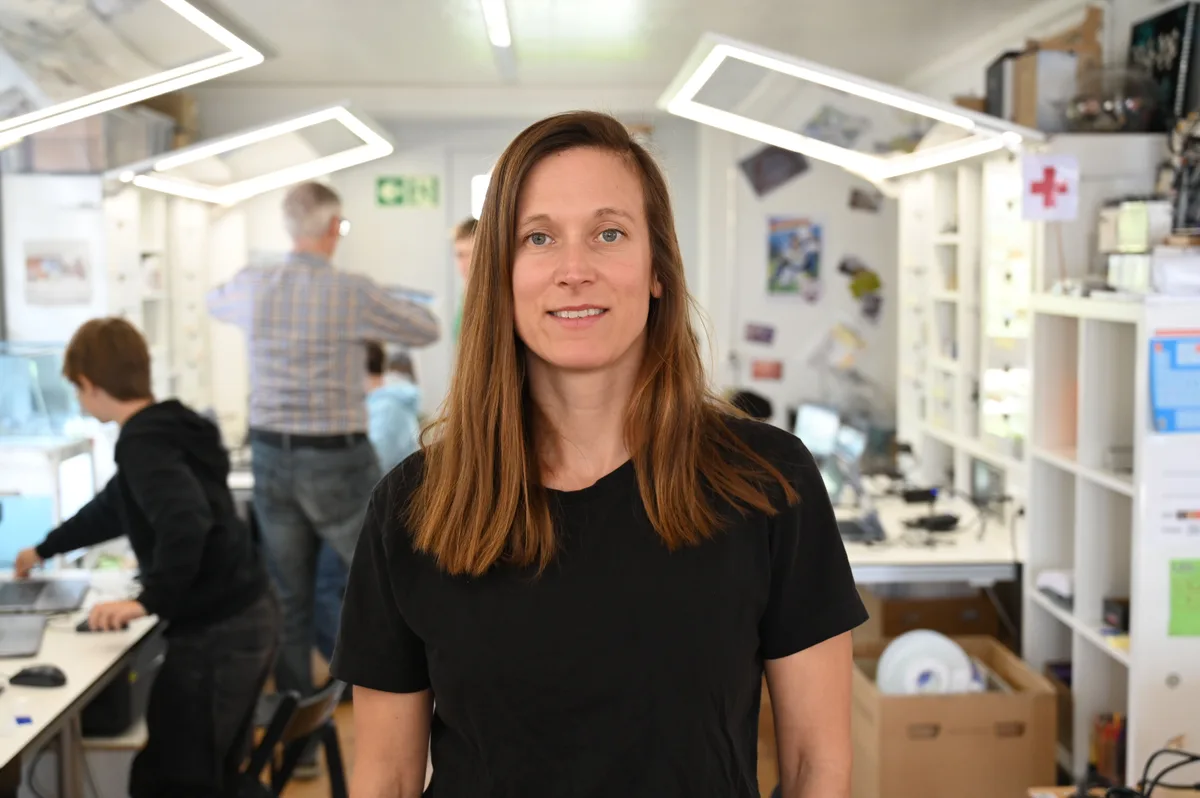 Pascale Hafen, stellvertretende pädagogisch-technische Leiterin, begleitet die Kinder und Jugendlichen durch die Workshops.