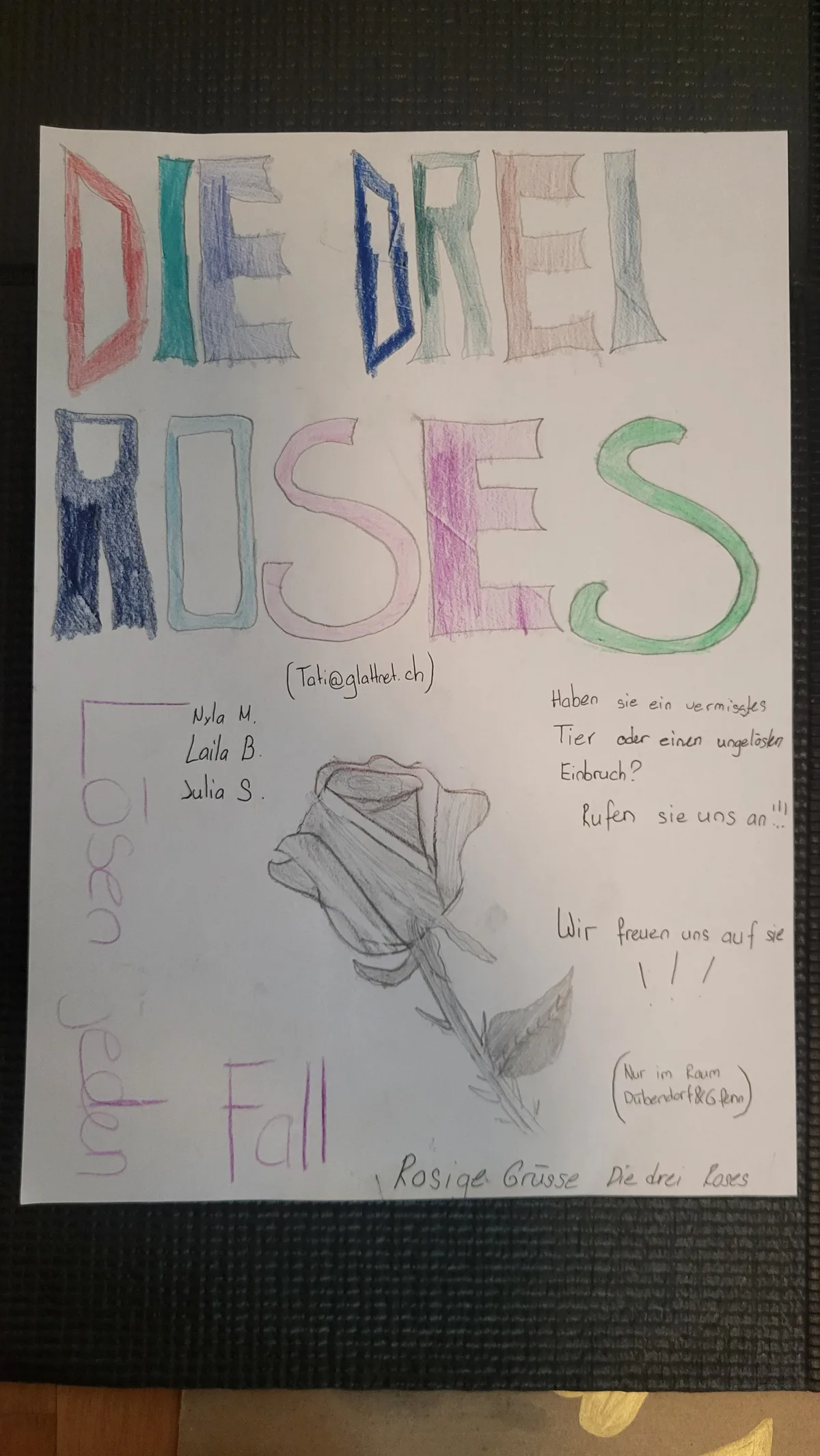 Jetzt sind die Mädchen zu dritt und haben den Flyer überarbeitet. Flyer der drei Roses, der Detektivinnengruppe aus Dübendorf.